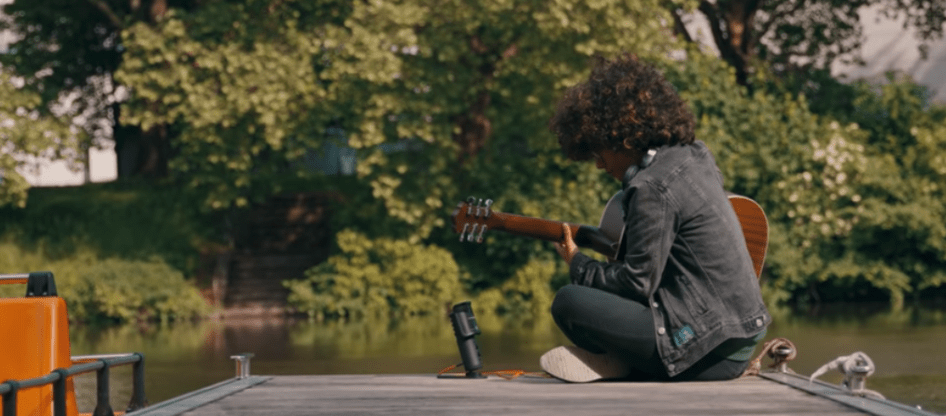 Michelle Schulz mit USB-Studiomikrofon FOX bei der Aufnahme eines Songs am Fluss